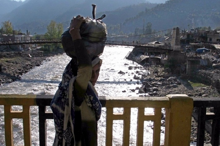 Une Pakistanaise tombe à l`eau pour un selfie